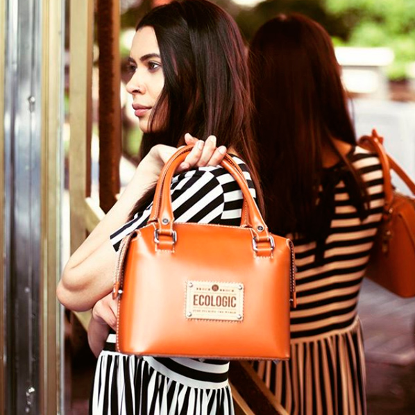 Chica con bolso marrón en la mano de la marca eco friendly Broch&Broch, donde se puede leer una etiqueta en el centro del bolso que dice “ecologic”
