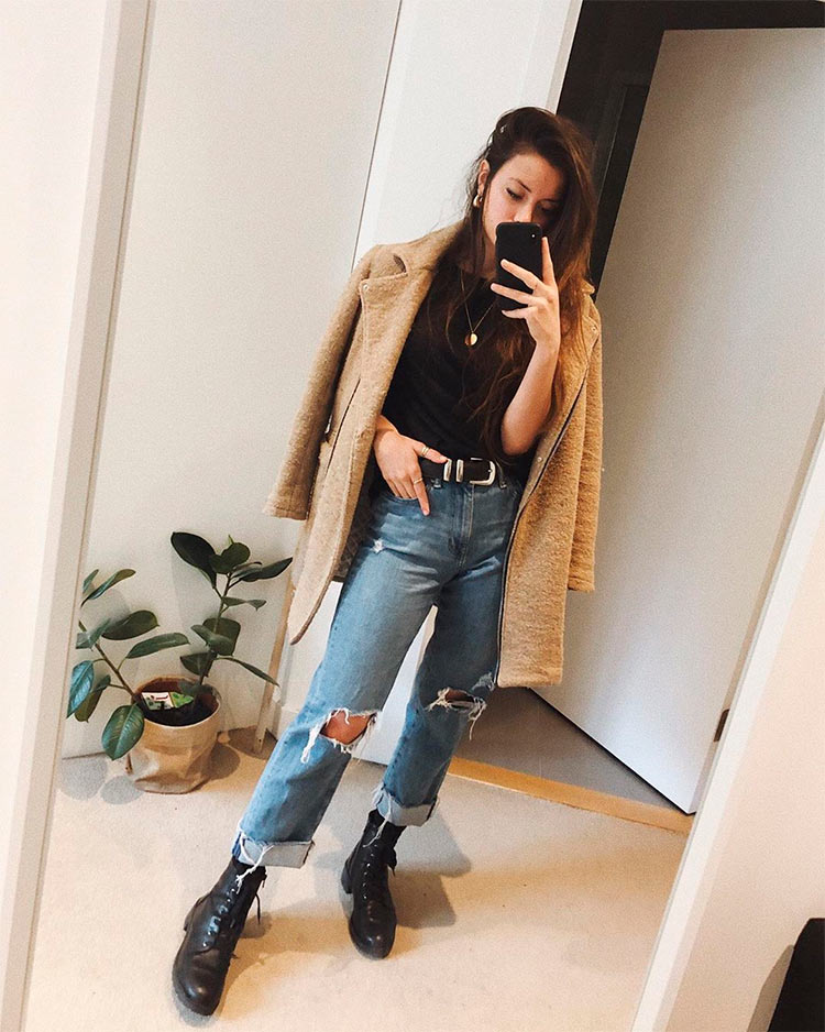 La influencer Claudia Ayuso posa para un post de su Instagram con ropa vegana 100%.