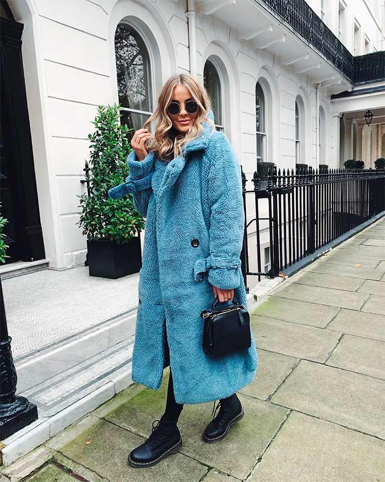 Nadia Anya posa con un abrigo largo y azul, enseñándole el look a sus seguidores de Instagram.