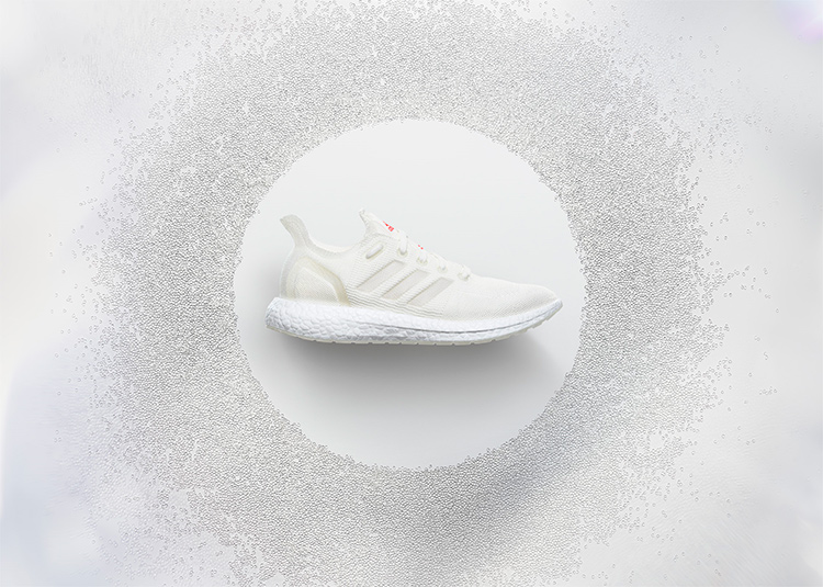 Zapatilla blanca totalmente reciclable de la marca Adidas situada de lado y sobre un fondo blanco.
