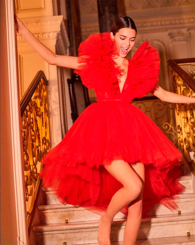 La top model Kendall Jenner aparece con un vestido rojo de Giambattista Valli x H&M con una pose desenfadada, una de la más famosas Instagram modelos. 