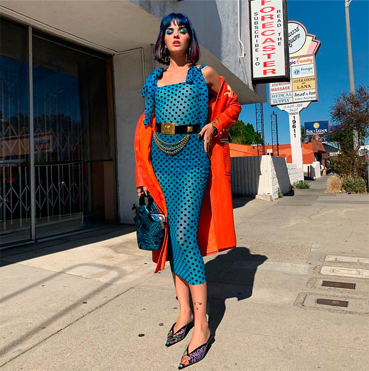 La influencer Sita Bellán llevando una de las tendencias moda 2020 del azul marino en un vestido midi de lunares, en su bolso, e incluso en el color de su melena ‘bob’