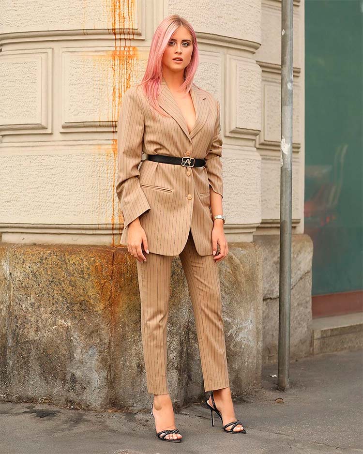 Valentina Ferragni, la influencer italiana, posa para uno de sus post de Instagram con un traje beige de dos piezas y un cinturón ajustando la blazer a la cintura. Lleva además unas sandalias de tacón con glitter negro. 