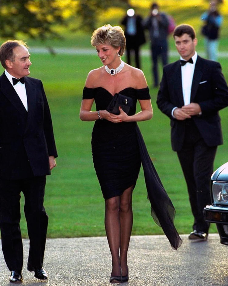 La princesa Diana entrando en el evento de Vanity Fair en 1994 con un vestido mini negro ceñido, unos stiletto y una collar. Uno de los momentos más famosos de la historia de la moda.