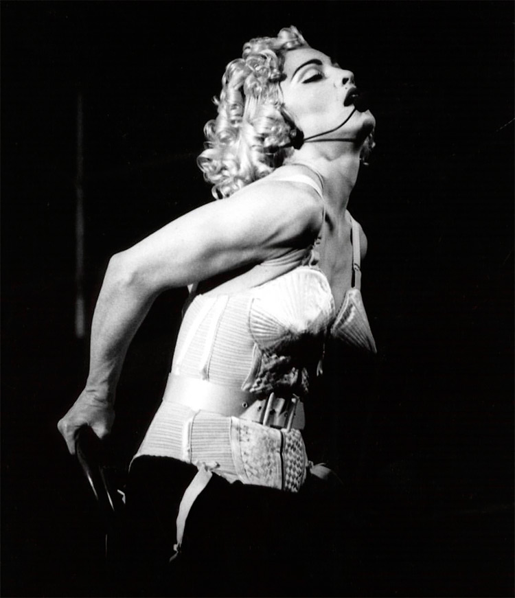 La cantante Madonna en uno de sus conciertos, con el look famoso del corsé de Jean Paul Gaultier, un momento famoso en la historia de la moda.
