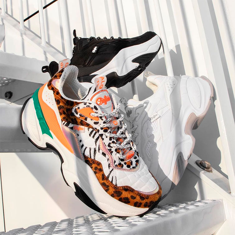 Aparece una zapatilla blanca, naranja y verde con zonas de animal print, en leopardo y cebra, una tendencia zapatillas 2020. 