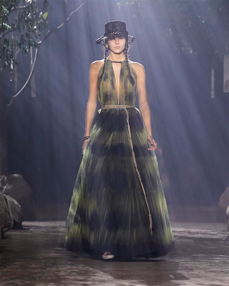 En la pasarela de Dior, una modelo lleva un vestido tie-dye de tul en colores apagados, negro y verde, perfectos para otoño e invierno, una tendencia moda 2020 que confirma la gran marca en su desfile.