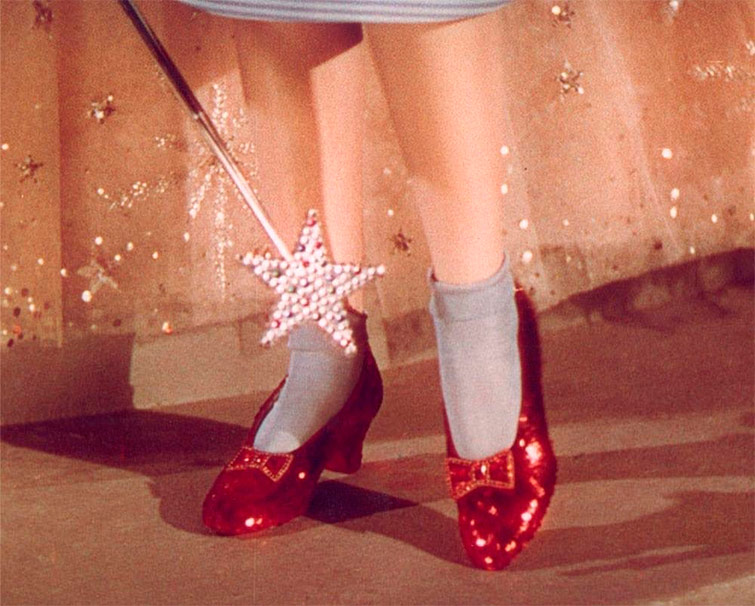 Aparecen los zapatos de la película El mago de Oz puestos por Dorothy, unos de los zapatos mujer más caros del mundo.