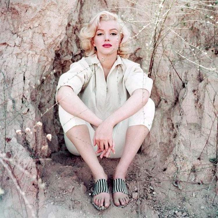 La actriz Marilyn Monroe llevando un look pantalones y camisa, con unas sandalias de rayas, un cambio histórico en la moda para las mujeres.