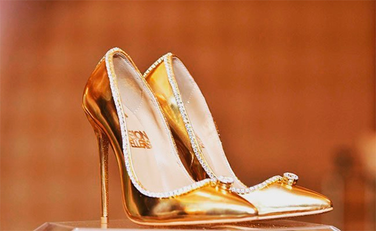 Aparecen los zapatos caros mujer de Jada Dubai en la presentación junto a su diseñadora, están formados de oro y diamantes.