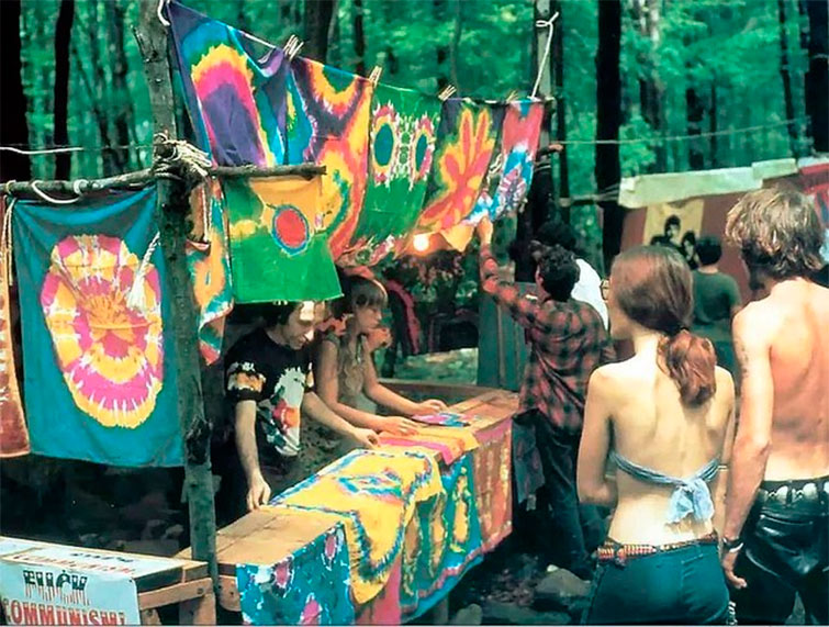  Aparece un mercado hippie de la época de los 60-70 con un puesto lleno de camiseta tie-dye, la tendencia de moda del momento y de esta temporada. 