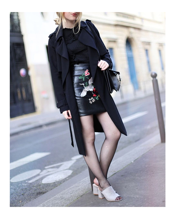 Emma Bonneaud vestida con abrigo, camisa y falda negra y con zapatos de tacón grises, su moda truco.