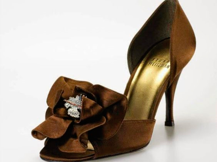El diseño de Stuart Weitzman, uno de los zapatos más caros del mundo, hechos de seda marrón y diamantes. 
