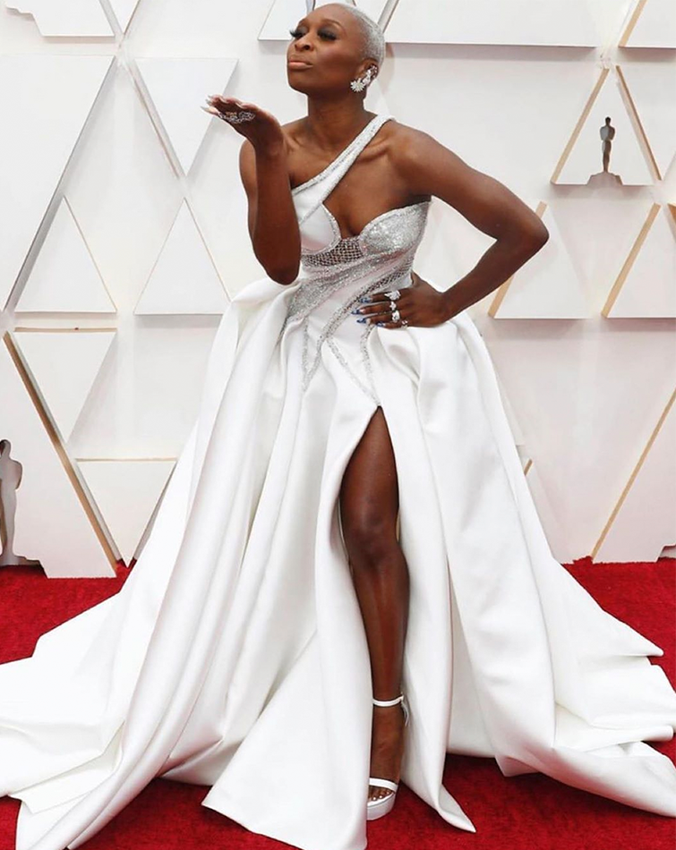 Cynthia Erivo en la gala de los nominados Oscar 2020, es una de las mejores vestidas Oscars 2020 con su vestido blanco. 