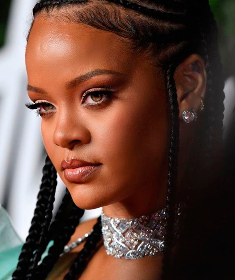  Rihanna posa en la alfombra roja de los British Fashion Awards en Londres, representando su casa de lujo ‘Fenty’, una de las mujeres influyentes en la moda.
