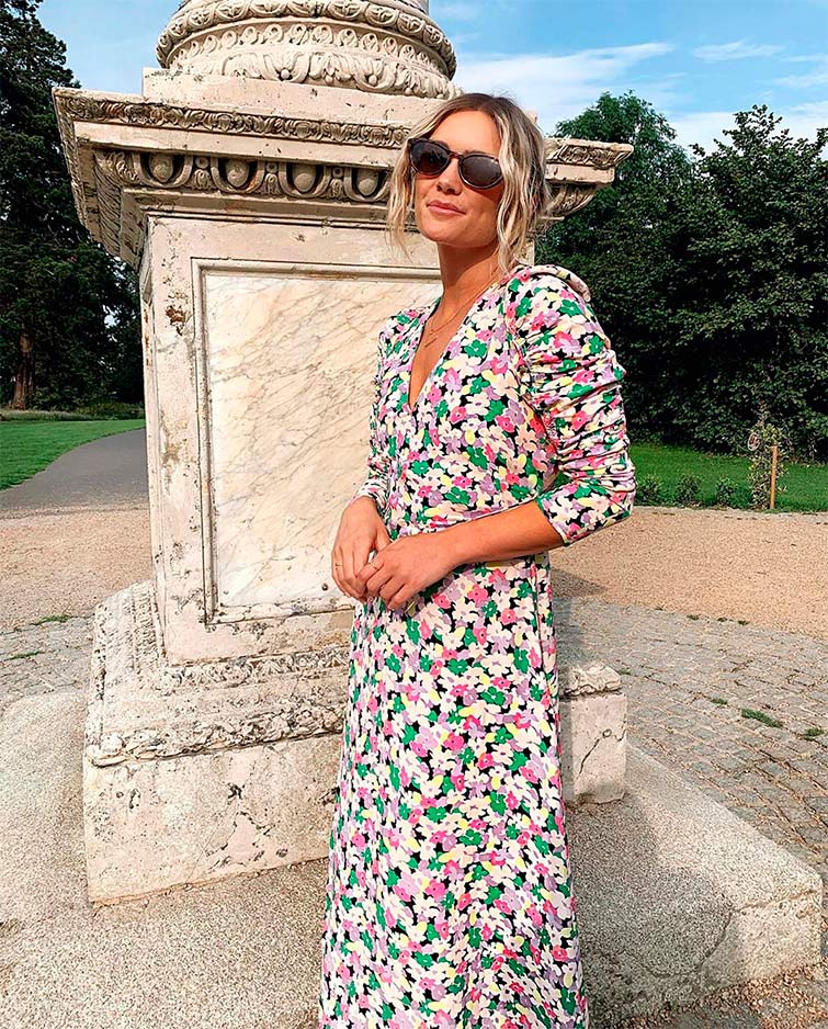 La influencer de moda Niamh Cullen
luce un vestido largo de flores, uno de los vestidos de verano más vendidos y que aún puedes aprovechar en otoño.
