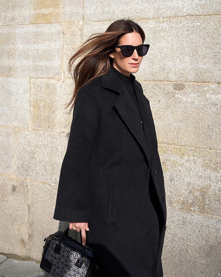 Gala González,, que podemos ver vestida en un outfit negro total, con abrigo largo y gafas de sol, se ha convertido en una de las influencers de moda más importantes de España