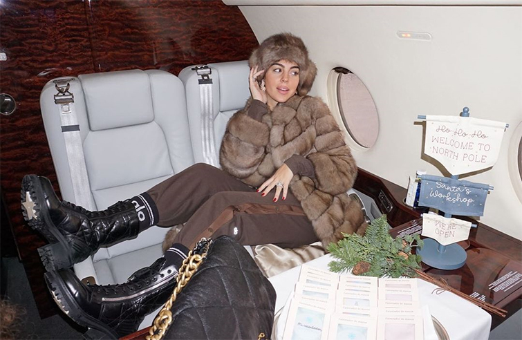 Georgina Rodríguez, una de las mejores influencers de España, sentada en su avión en uno de sus viajes