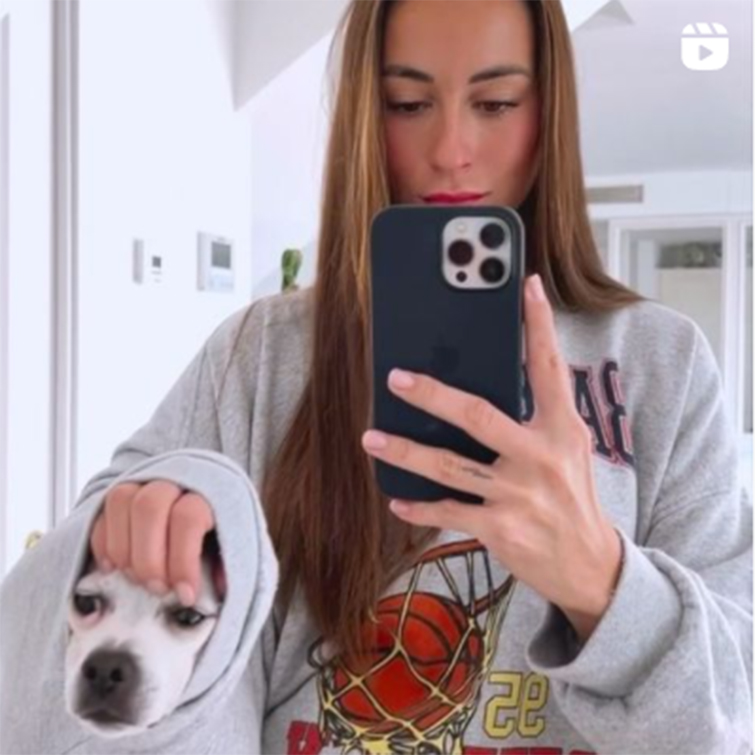 Paula Gonu haciéndose un selfie con su perro que está metido dentro de la manga de la influencer, una de las instagrammers más famosas