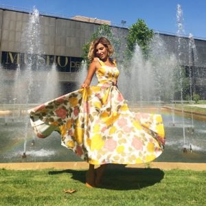 La presentadora Flora González López, posa con un vestido de flores
