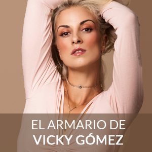 Vicky Gómez mira a cámara con los brazod apoyados sobre su cabeza, lleva un top rosa claro, es uno de los armario famosas Micolet