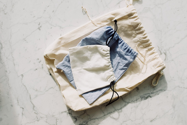 Bolsas de tela reciclada, otra forma de cómo reciclar ropa usada de mujer