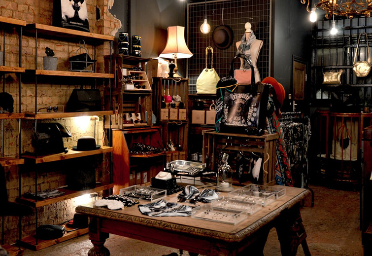 Imagen de comercio de ropa y accesorios vintage, una de las Tiendas que compren ropa de segunda mano en Valencia