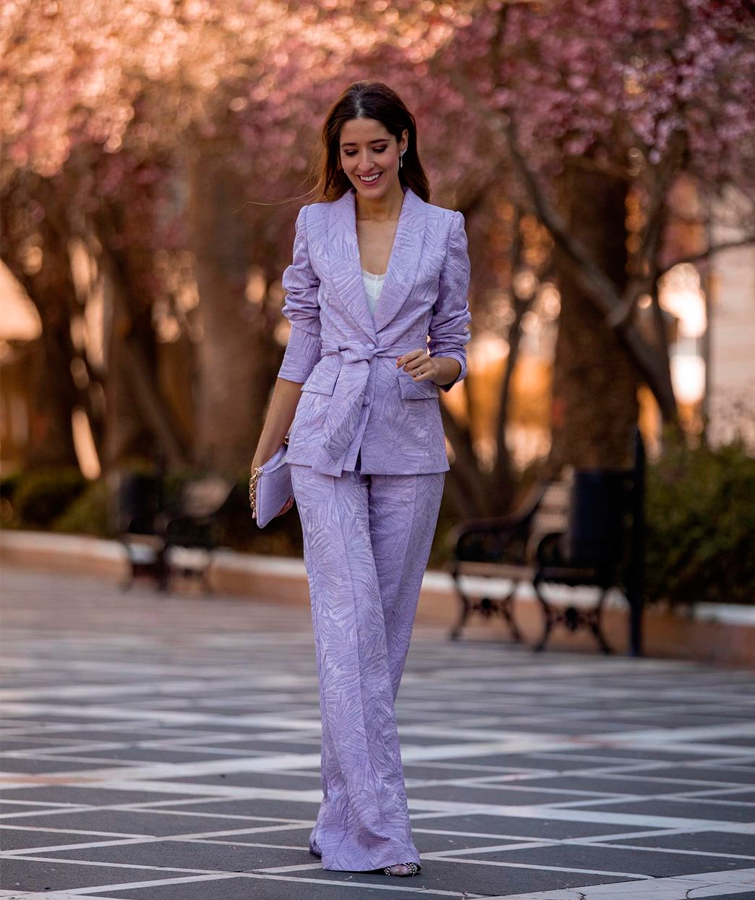 La influencer de moda Invitada_perfecta lleva un traje de color marva con un leve estampado floral. Es una de las ideas look graduación más originales.