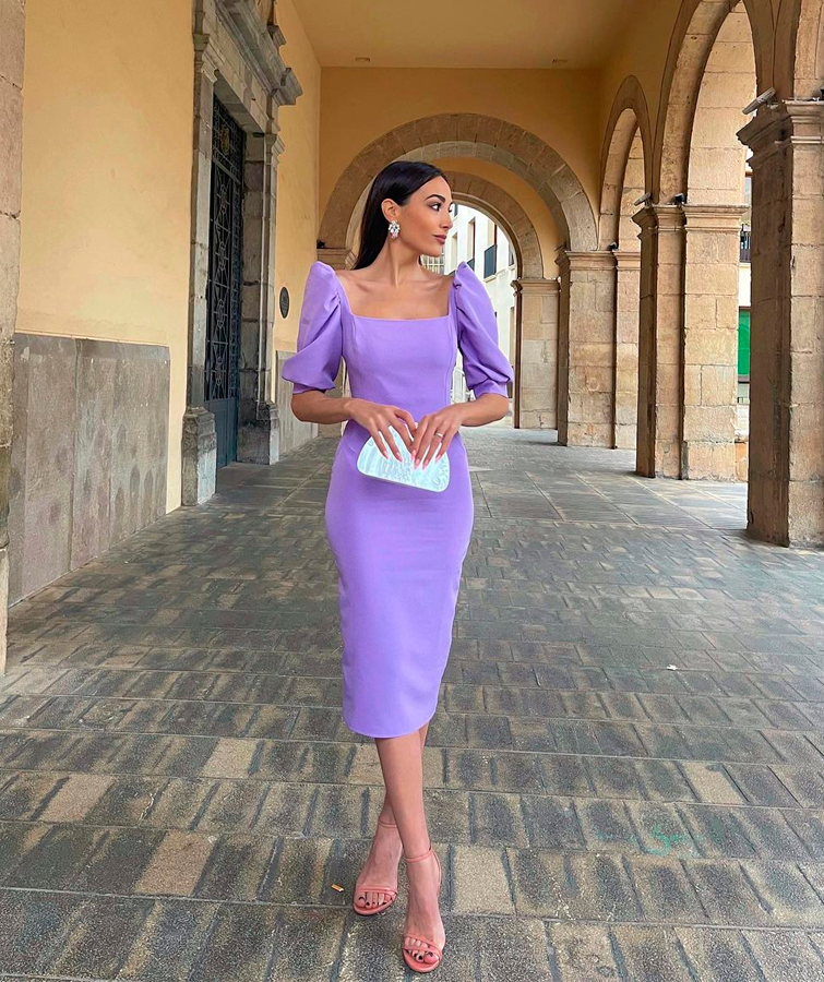 La instagrammer Tania Ayuso lleva un vestido con hombrera abullonada en color lila y largura media como outfit de graduación.